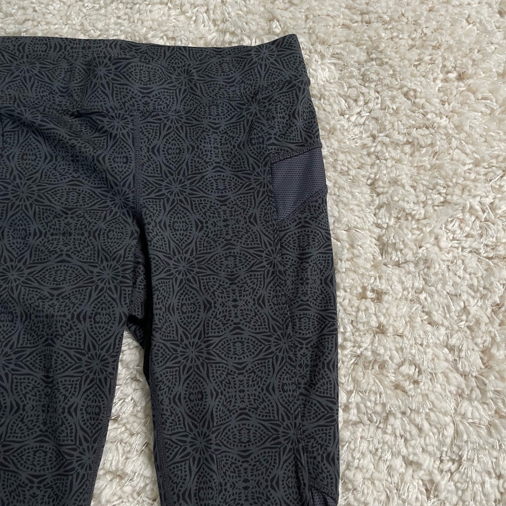 Athleta Patterned Cropped Athletic Legging Size Xs - image 3